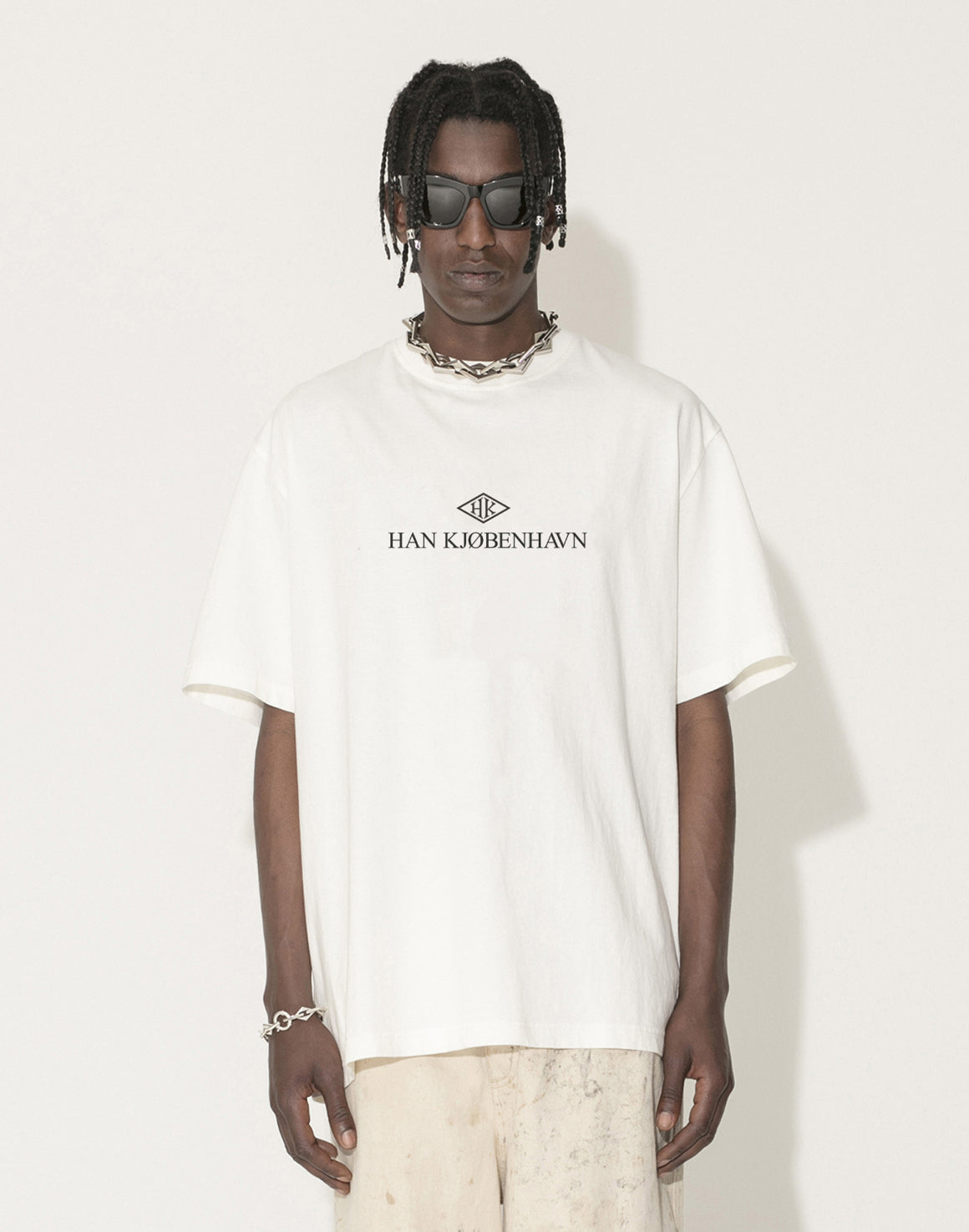Dekan Kabelbane peber HK Logo Print Boxy T-shirt - Hvid | Han kjøbenhavn – Kul og Koks