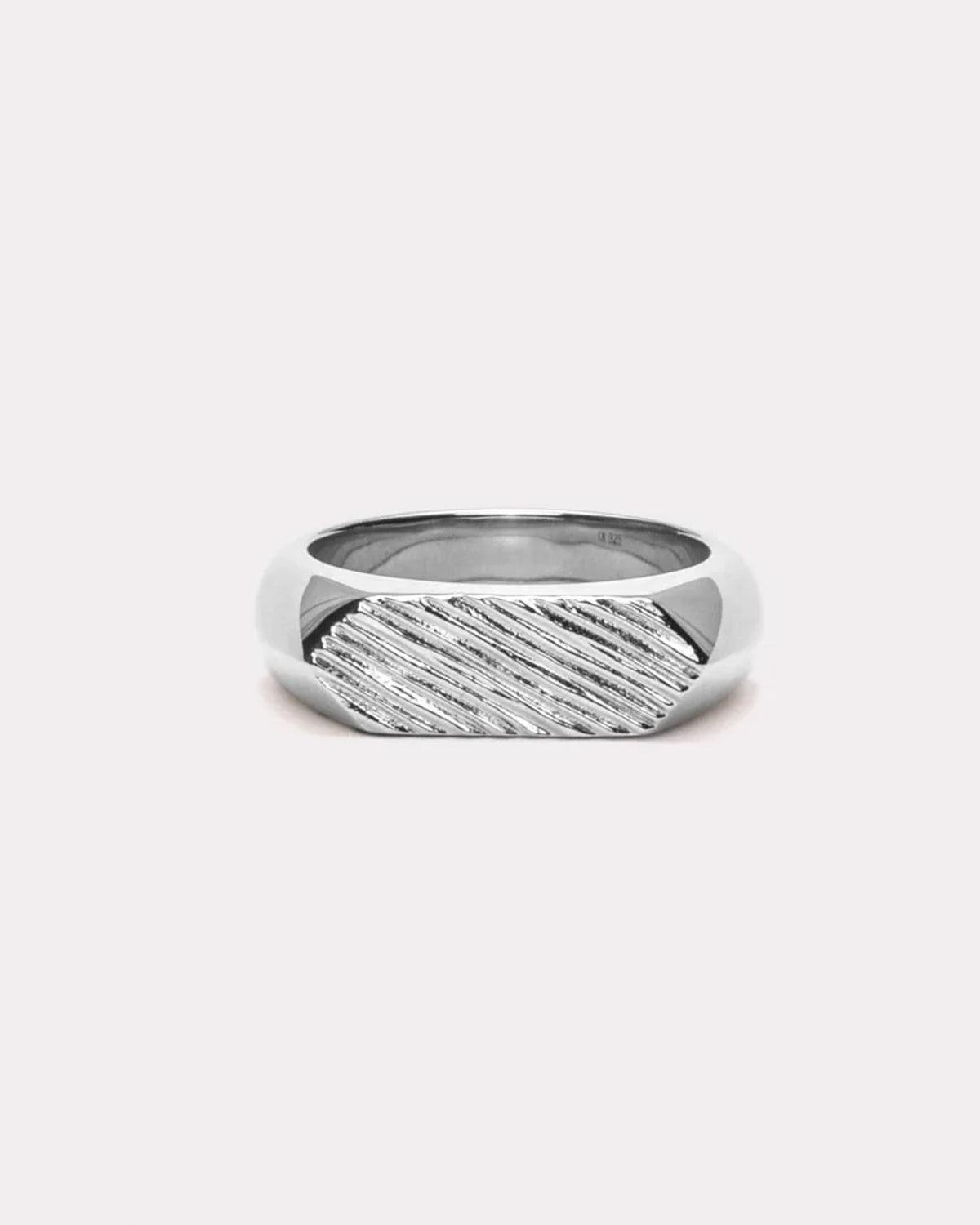 Mini Brushed Hexagon Ring - Silver - IX STUDIOS - Kul og Koks