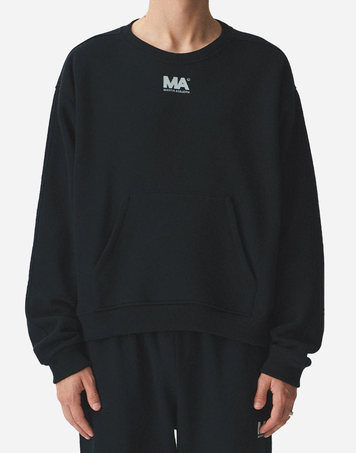 M.A. Cropped Crewneck · Sort - martin Asbjørn - Kul og Koks